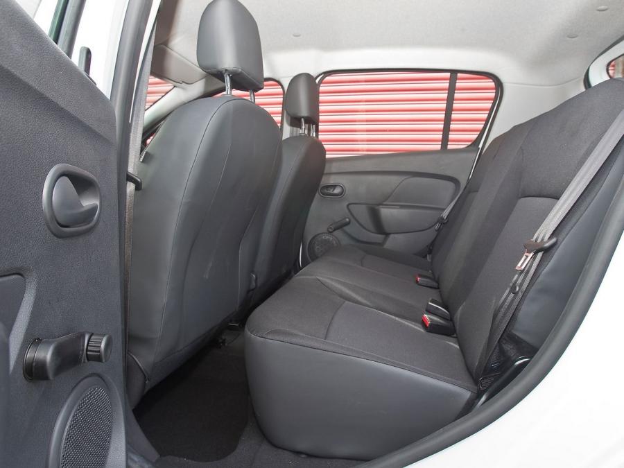 Интерьер Dacia Sandero Access 2013 года  (UK) (фото 15 из 18)